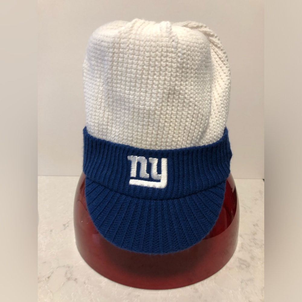 Reebok NY Giants NFL winter hat with brim. 100% acrylic.  Excellent condition